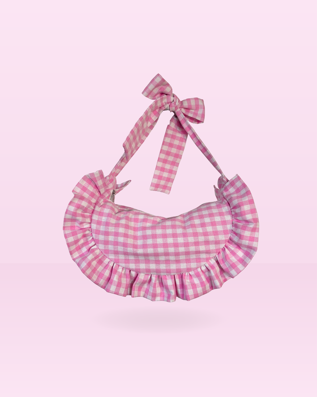 sac au motif vichy rose et blanc en forme de demi lune avec des volants