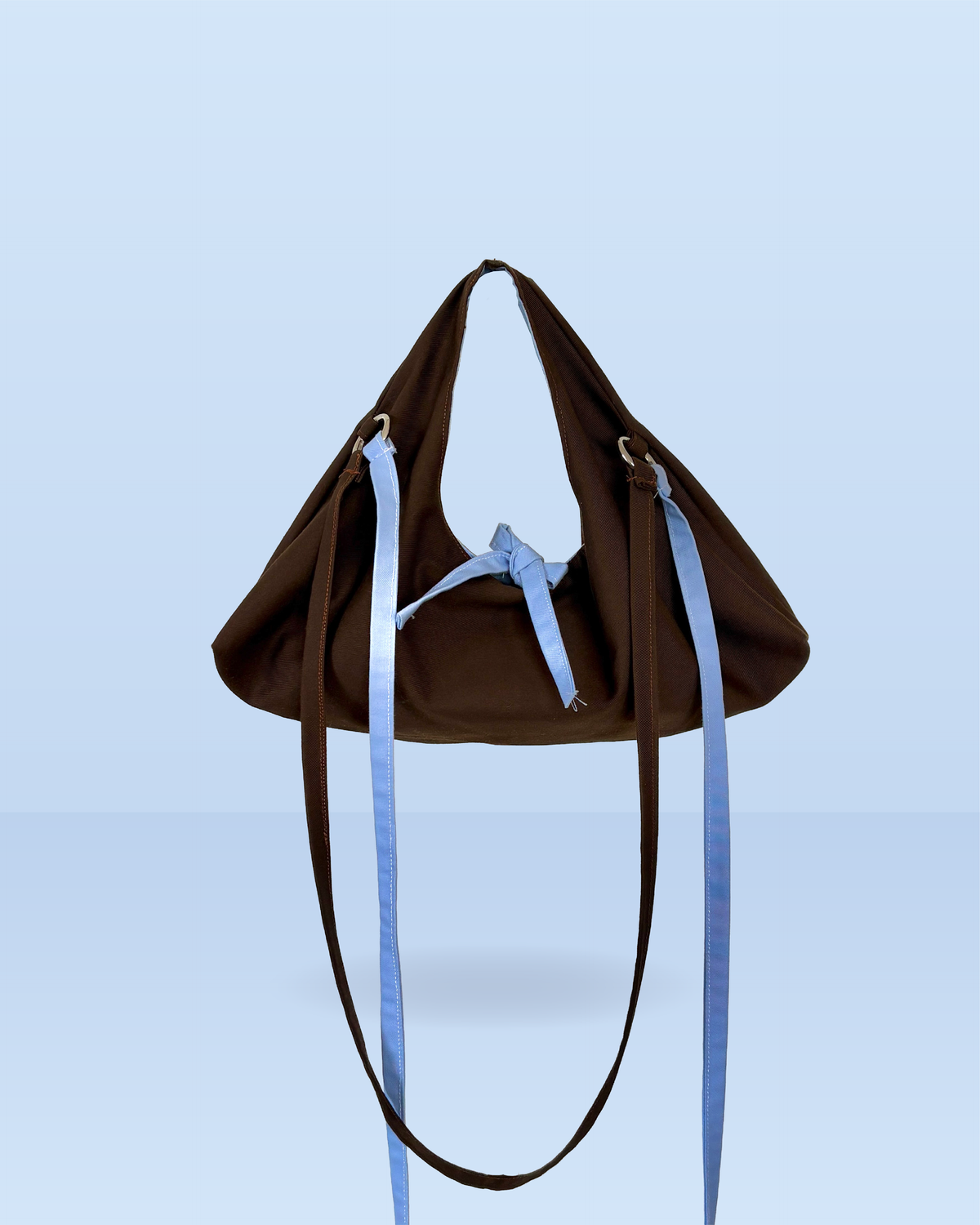 sac hobo marron et bleu ciel réversible avec deux hanses de tailles différentes et noeud 
