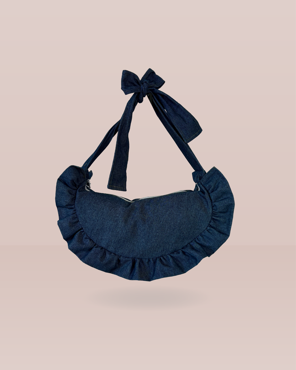 sac croissant à volants en tissu denim bleu foncé