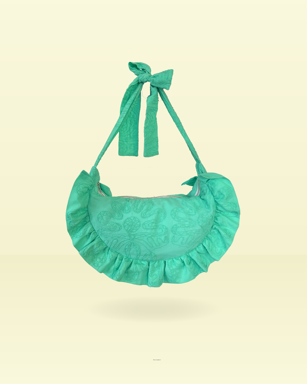 sac à volants forme croissant bleu turquoise et tissu brodé