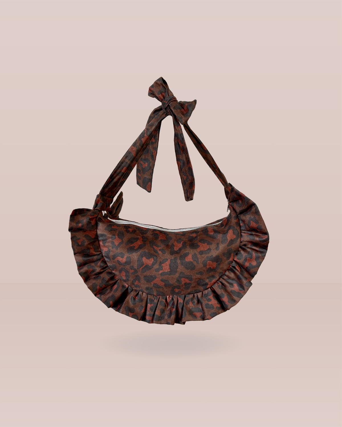 sac croissant à froufrous au motif léopard en tissu effet peau de pêche suédine.