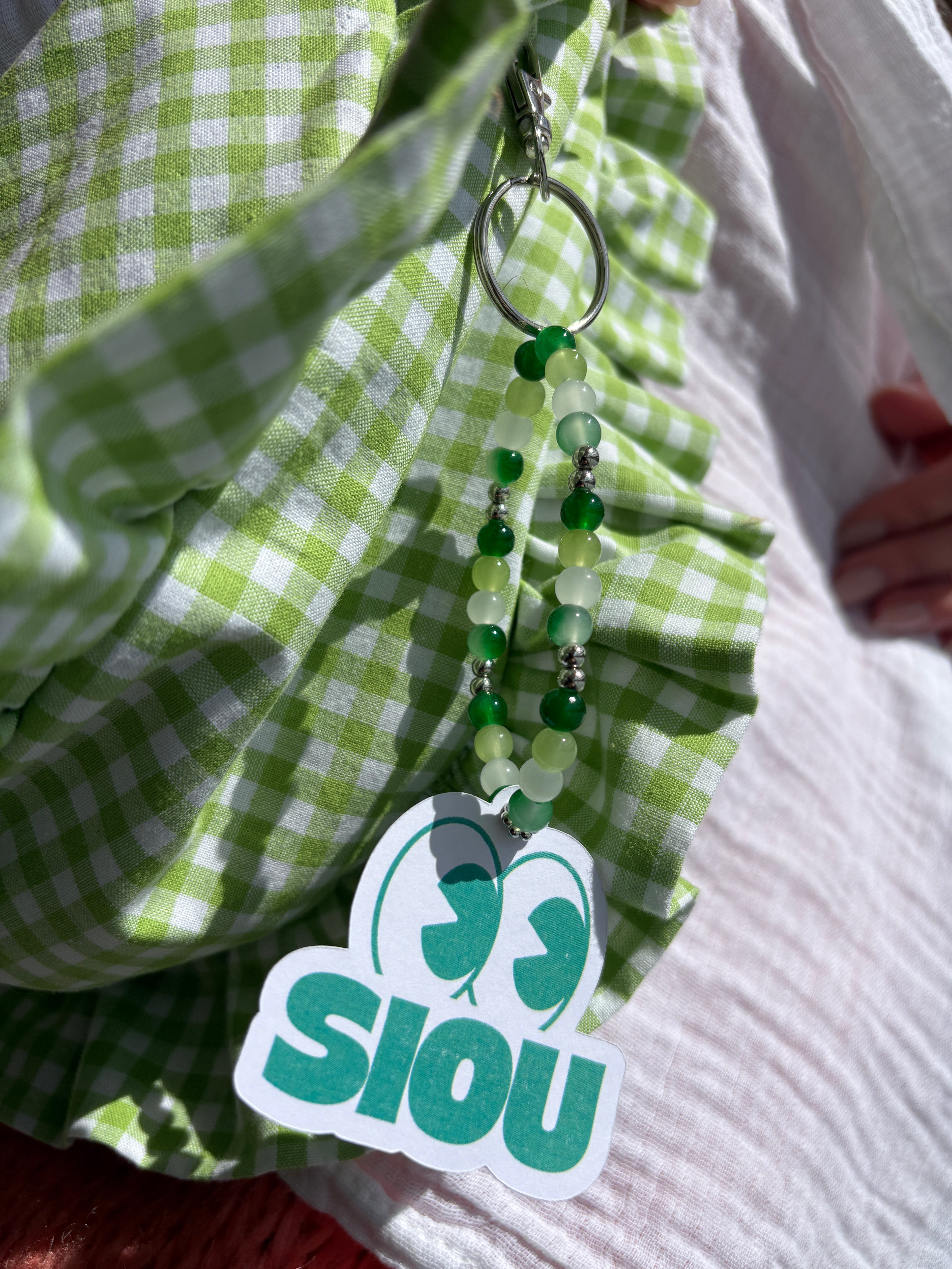 Bijou de sac en perle de verre vert sapin, vert émeraude, vert anis, vert amande fait main du sac à main en tissu à volants en forme de demi-lune, cousu main, coloris en vichy vert et blanc Basilic, collection Printemps de la marque SIOU