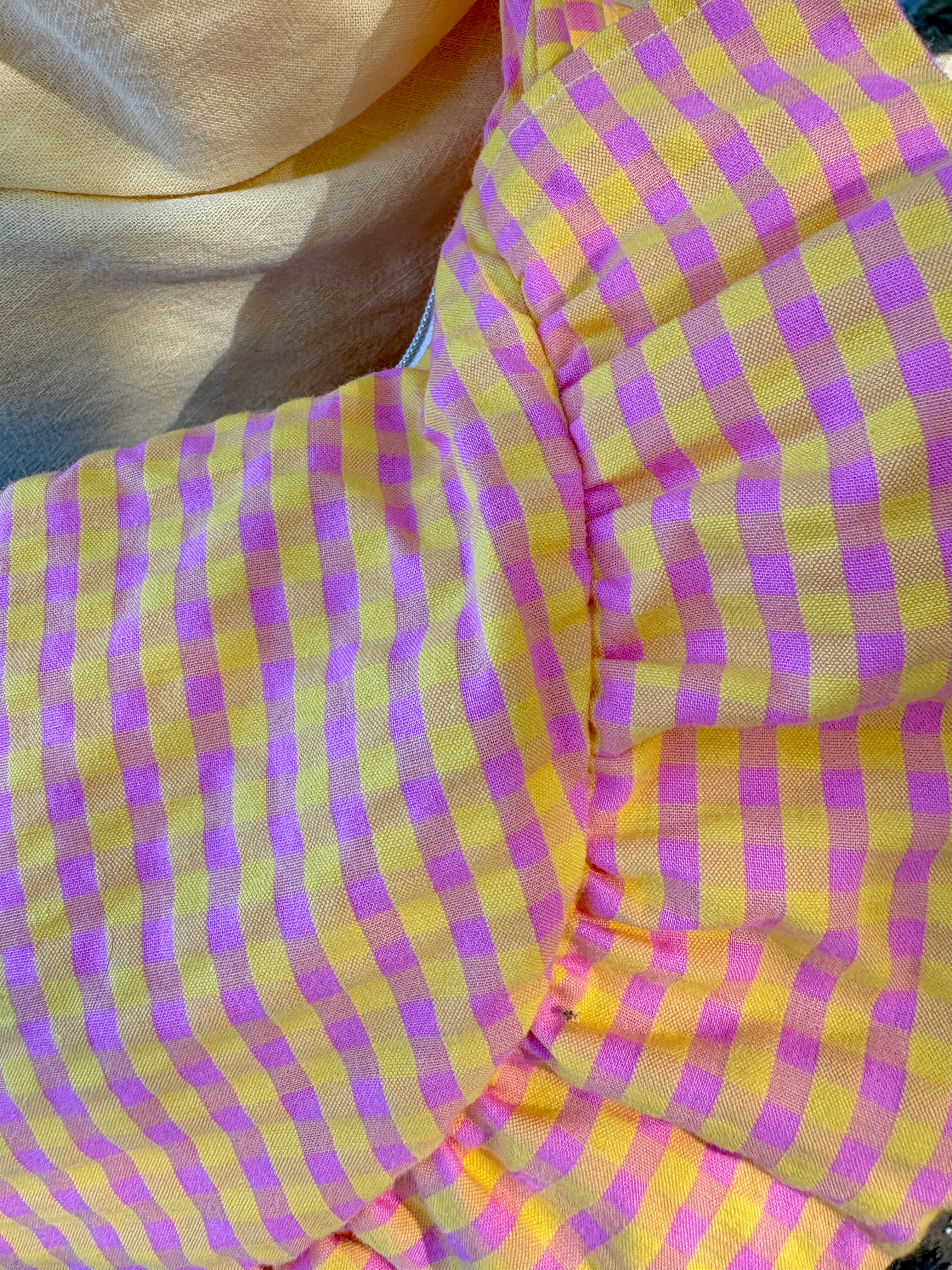 Zoom sur les détails de coutures faites main du sac à main Corail au couleur rose et jaune en vichy de la marque SIOU.